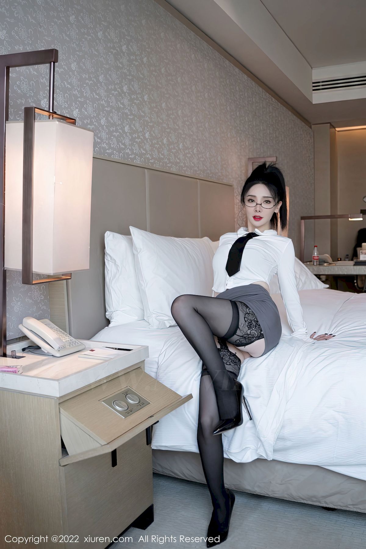 [秀人XiuRen] No.5856 模特潘娇娇 – 白色上衣+灰色短裙性感写真