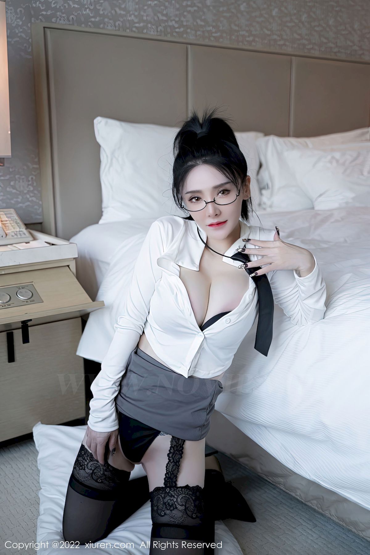 [秀人XiuRen] No.5856 模特潘娇娇 – 白色上衣+灰色短裙性感写真