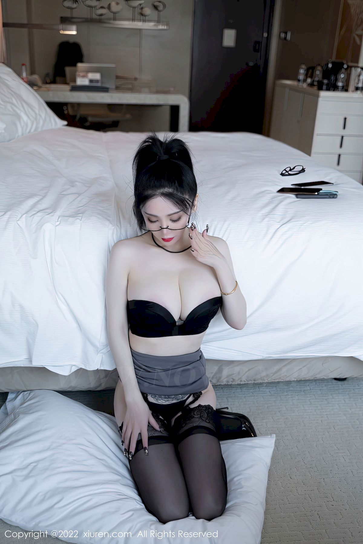 [秀人XiuRen] No.5856 模特潘娇娇 – 白色上衣+灰色短裙性感写真