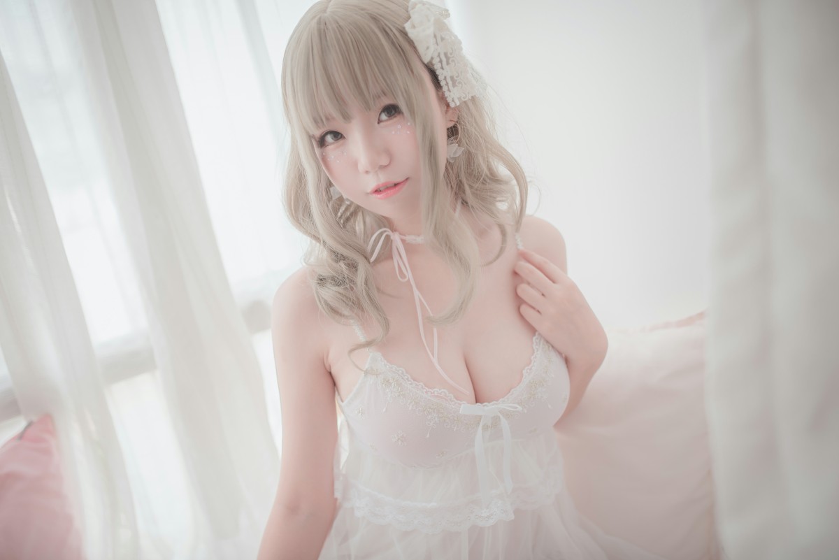 性感人气COSER Yoko宅夏Cos – 白色丝质连衣裙 – COSPLAY