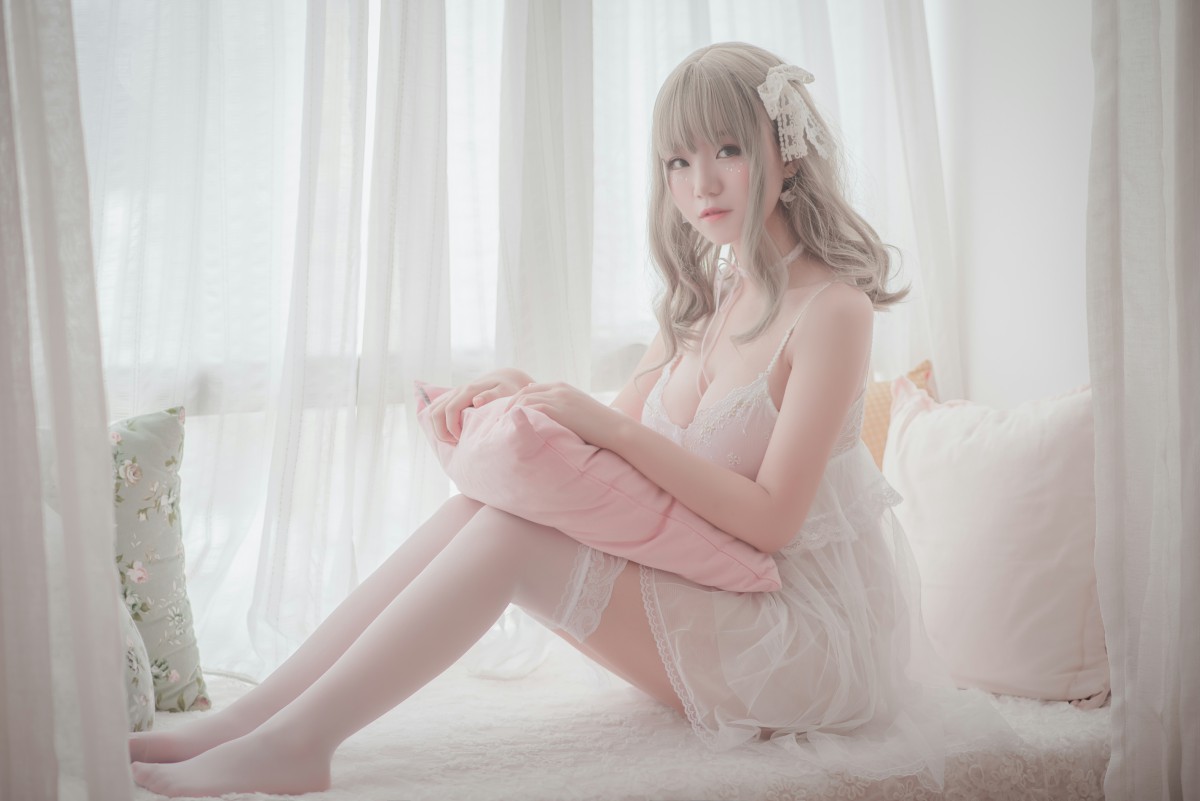 性感人气COSER Yoko宅夏Cos – 白色丝质连衣裙 – COSPLAY