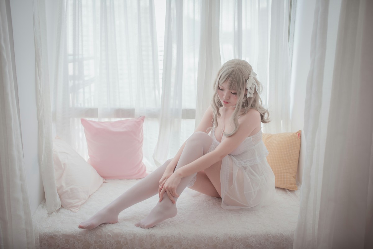 性感人气COSER Yoko宅夏Cos – 白色丝质连衣裙 – COSPLAY