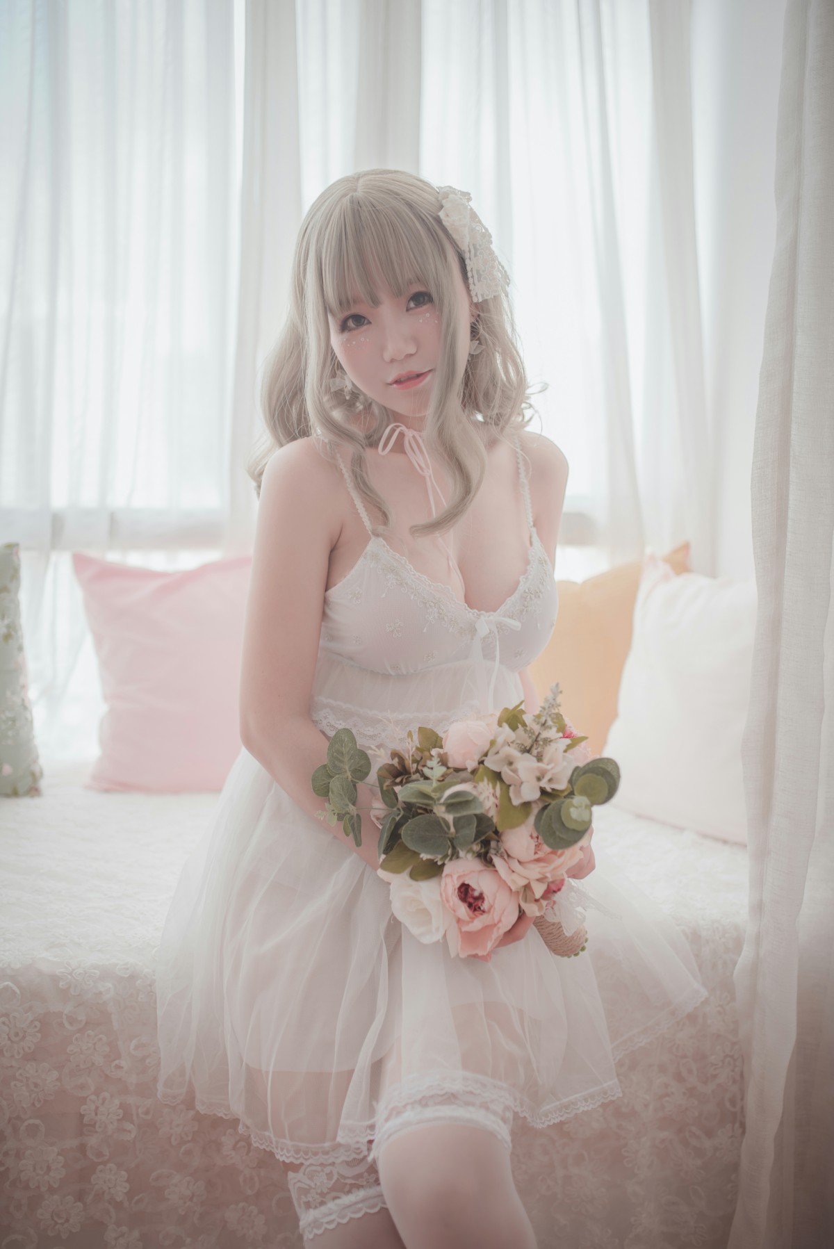 性感人气COSER Yoko宅夏Cos – 白色丝质连衣裙 – COSPLAY