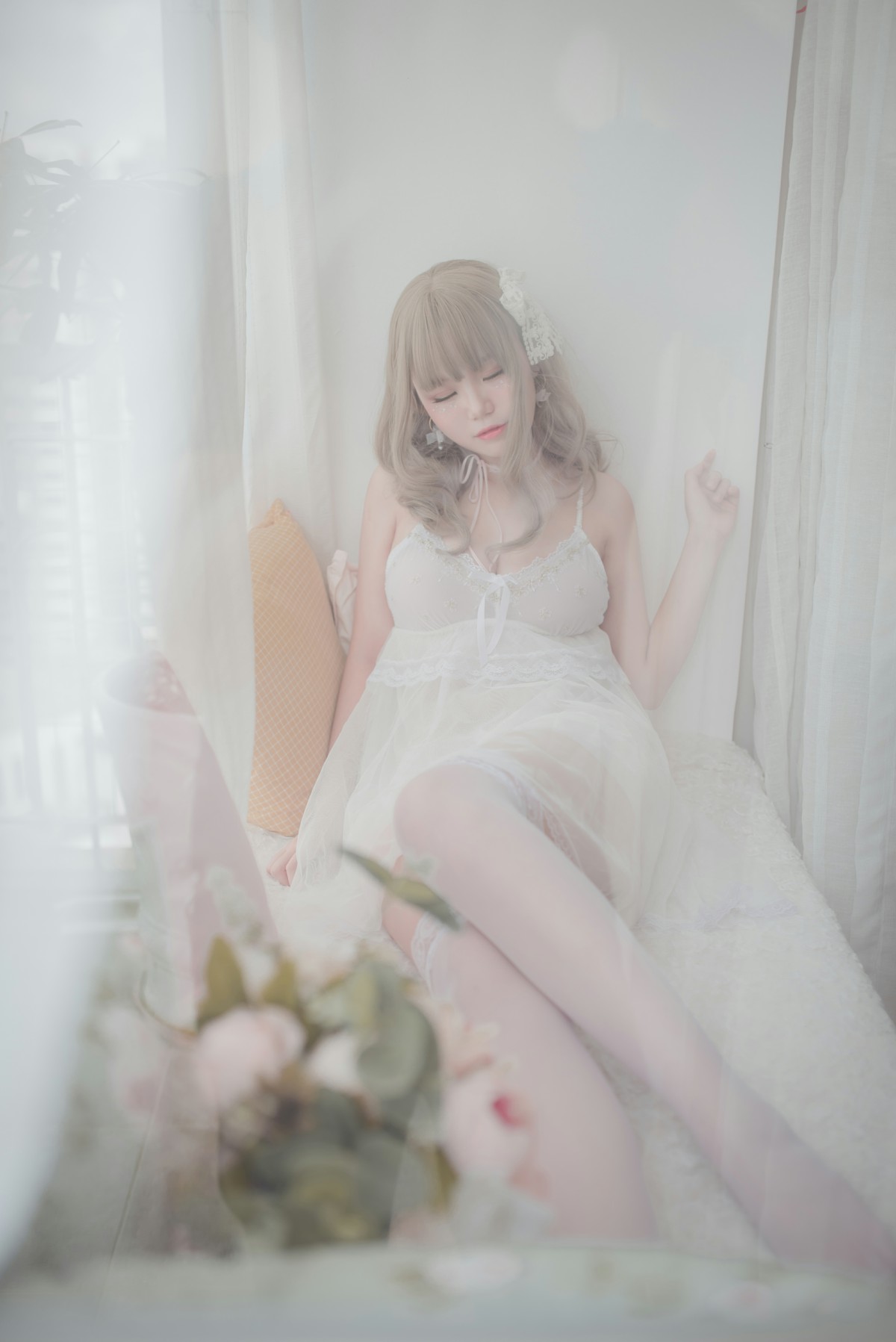 性感人气COSER Yoko宅夏Cos – 白色丝质连衣裙 – COSPLAY