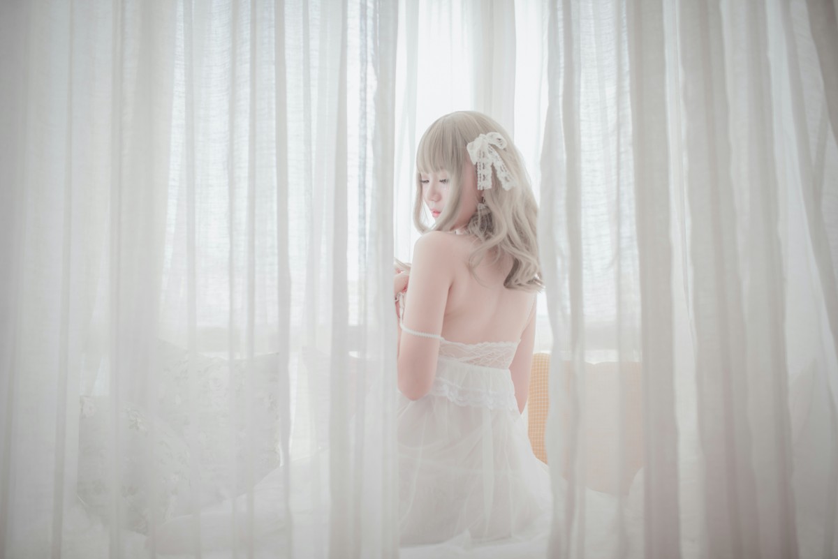 性感人气COSER Yoko宅夏Cos – 白色丝质连衣裙 – COSPLAY