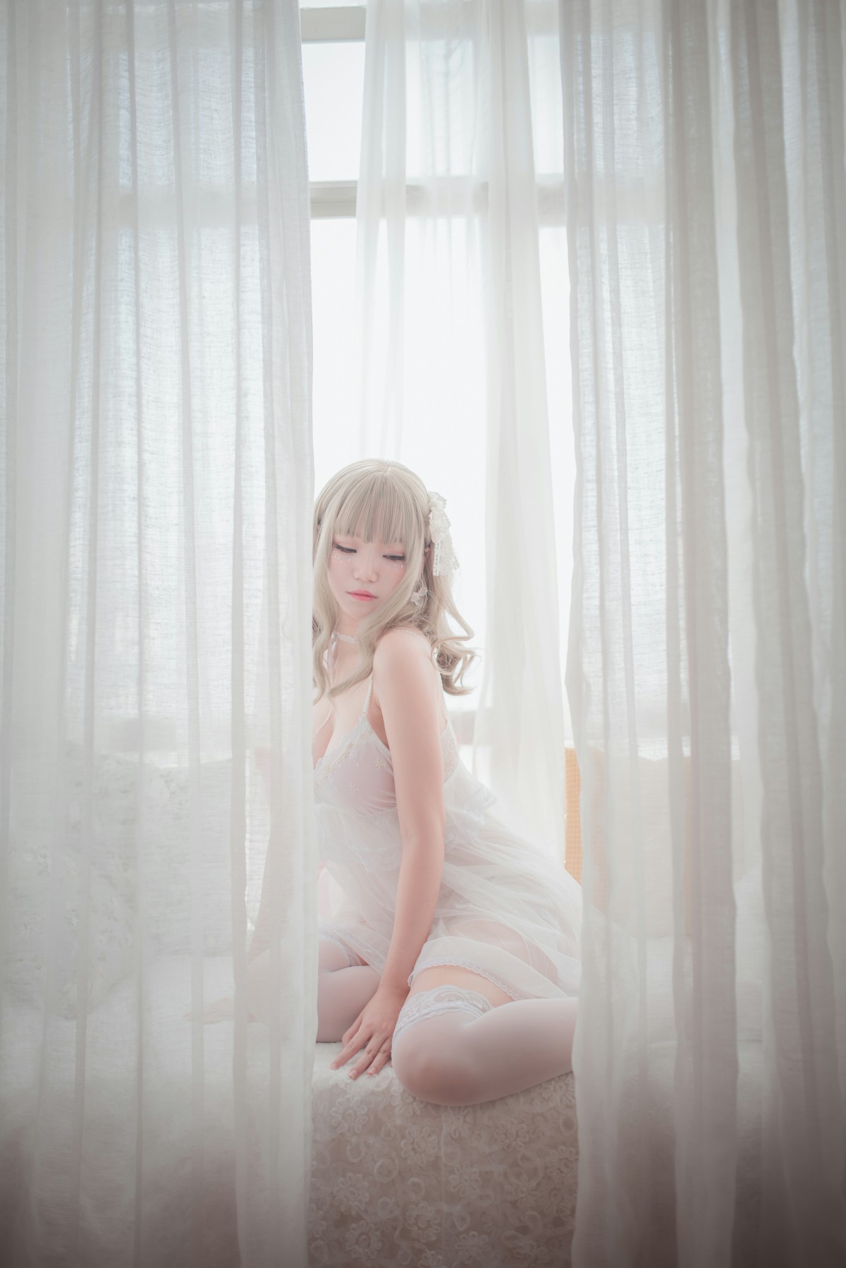 性感人气COSER Yoko宅夏Cos – 白色丝质连衣裙 – COSPLAY