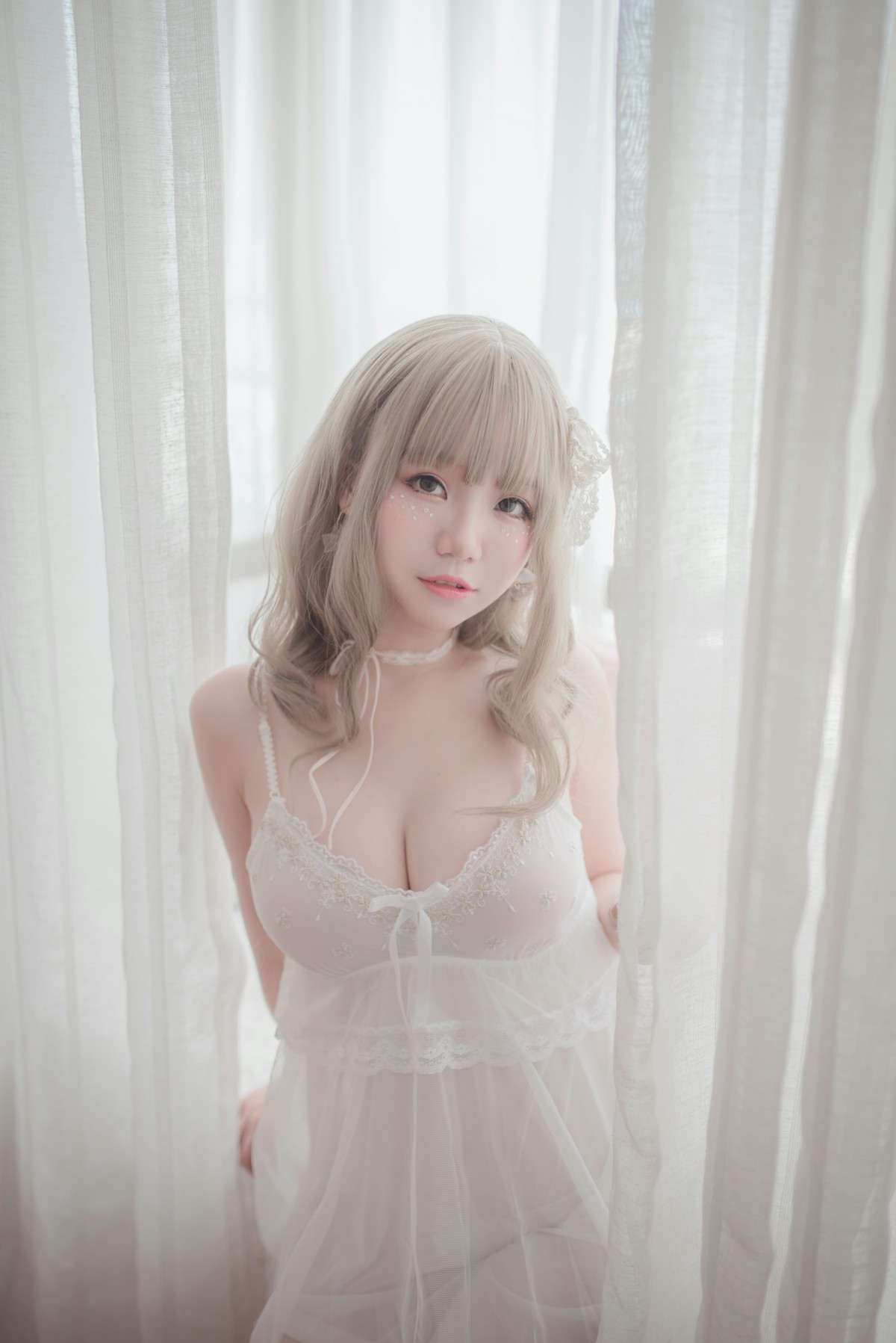 性感人气COSER Yoko宅夏Cos – 白色丝质连衣裙 – COSPLAY