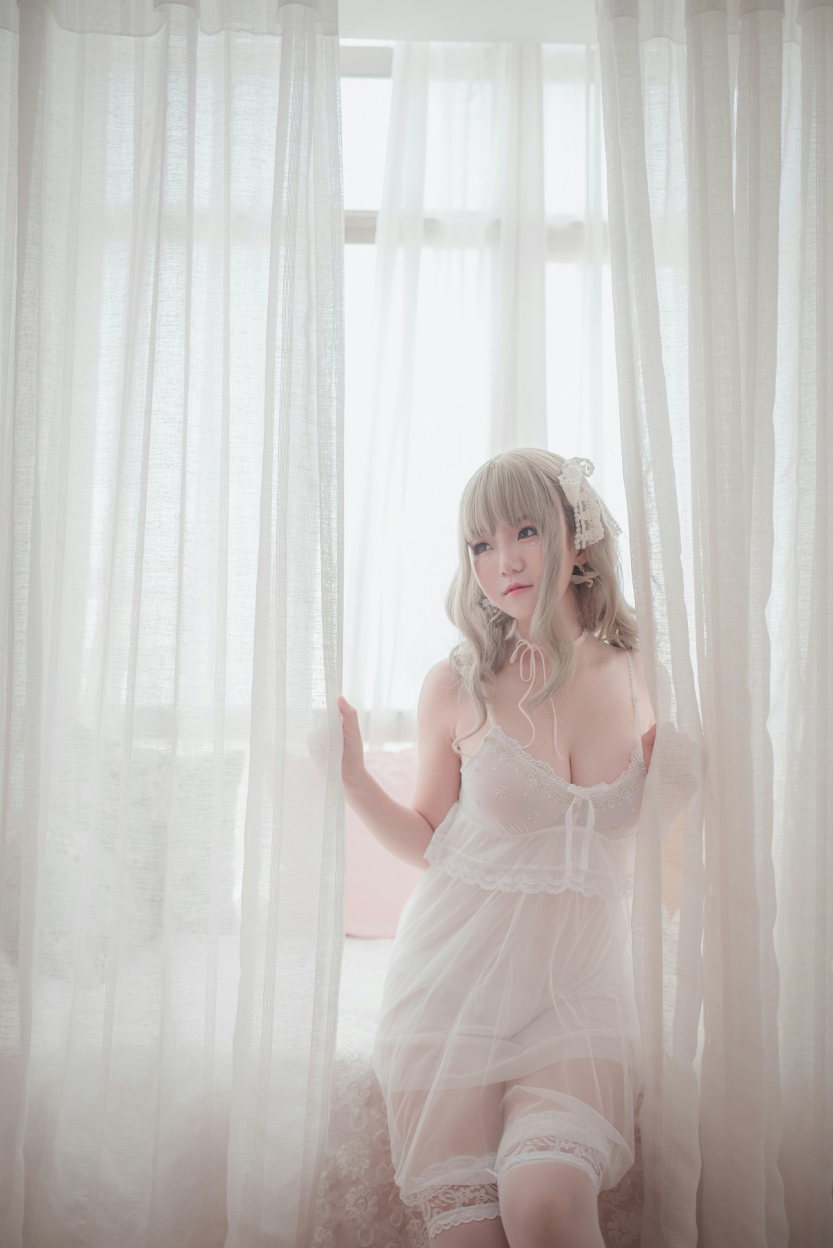 性感人气COSER Yoko宅夏Cos – 白色丝质连衣裙 – COSPLAY
