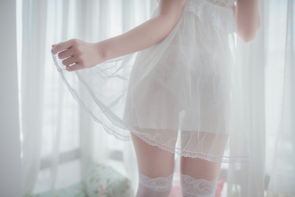 性感人气COSER Yoko宅夏Cos – 白色丝质连衣裙 – COSPLAY