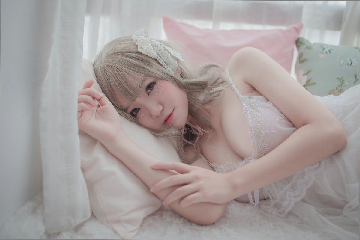性感人气COSER Yoko宅夏Cos – 白色丝质连衣裙 – COSPLAY
