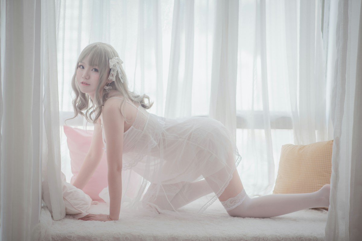 性感人气COSER Yoko宅夏Cos – 白色丝质连衣裙 – COSPLAY