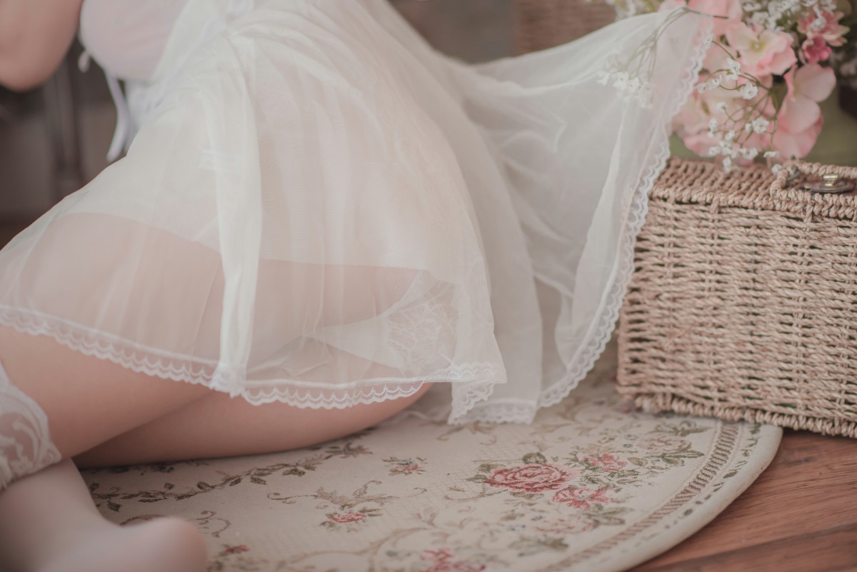 性感人气COSER Yoko宅夏Cos – 白色丝质连衣裙 – COSPLAY