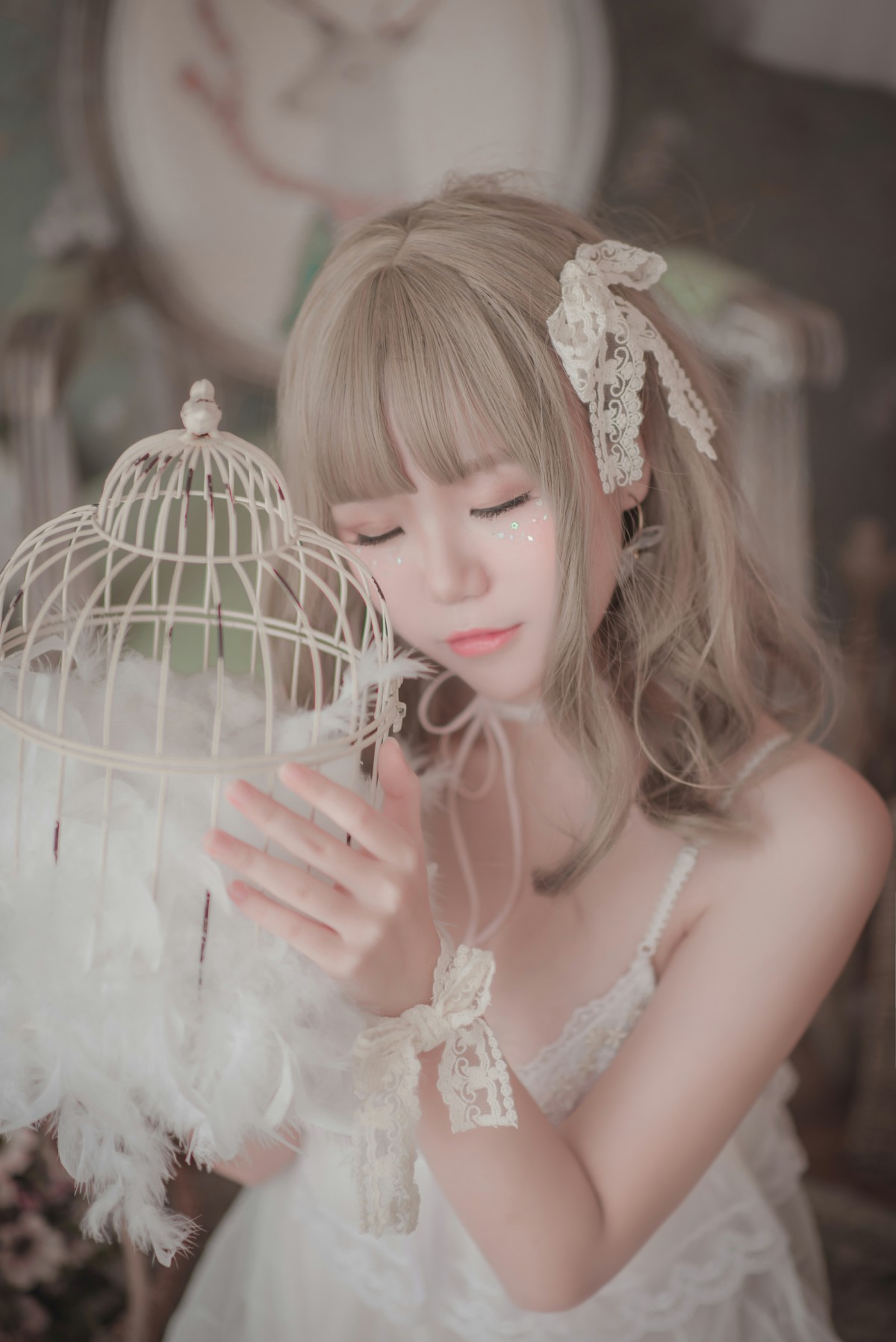 性感人气COSER Yoko宅夏Cos – 白色丝质连衣裙 – COSPLAY