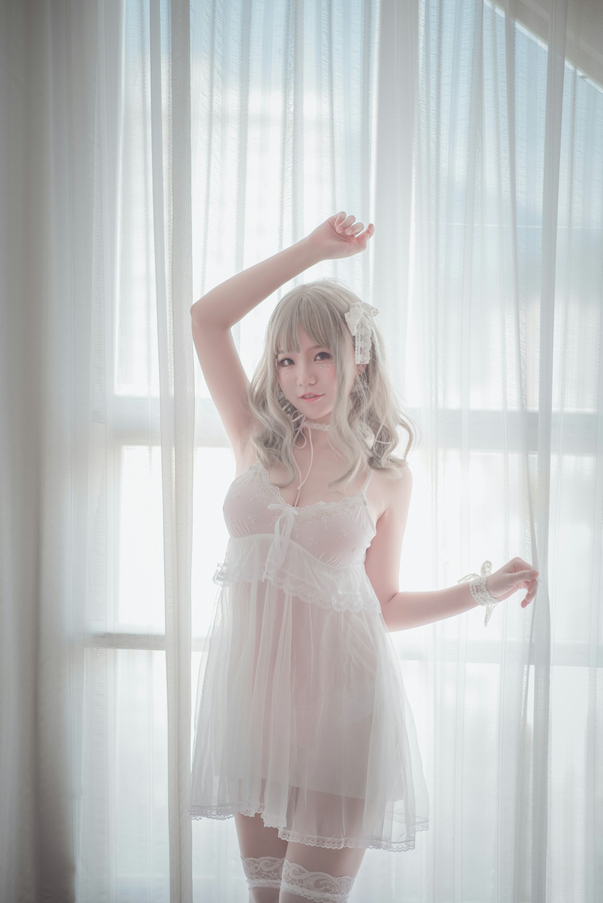 性感人气COSER Yoko宅夏Cos – 白色丝质连衣裙 – COSPLAY
