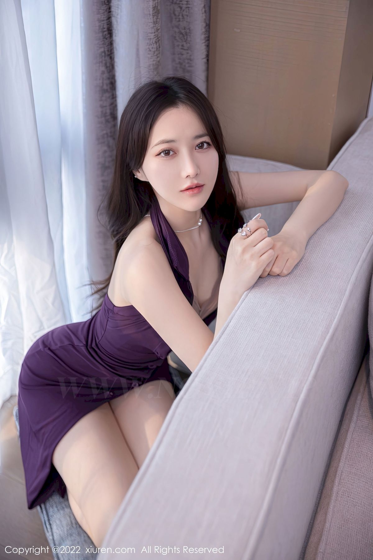 [秀人XiuRen] No.5847 模特鱼子酱Fish – 紫色长裙+原色丝袜迷人旅拍