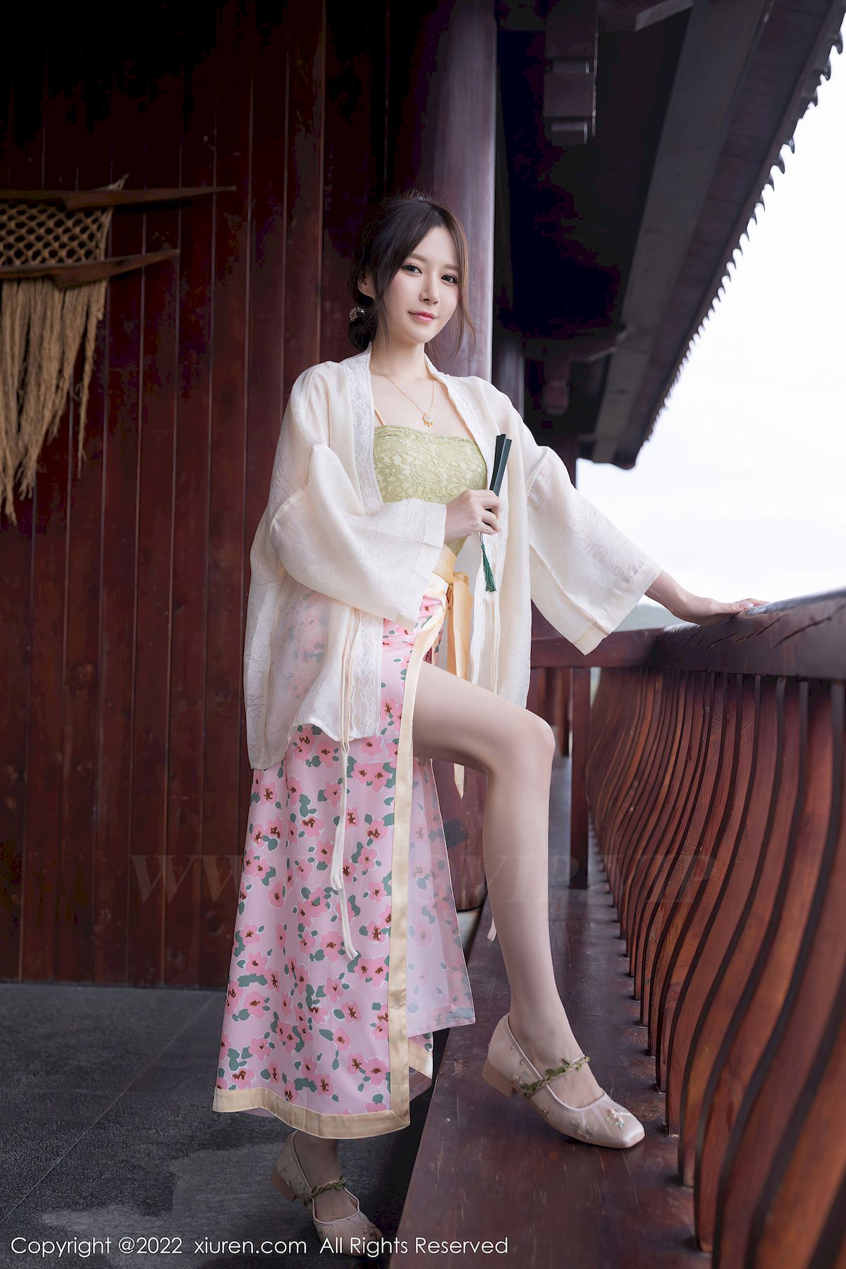 [秀人XiuRen] No.5130 模特鱼子酱Fish – 古装服饰+修长美腿云南旅拍