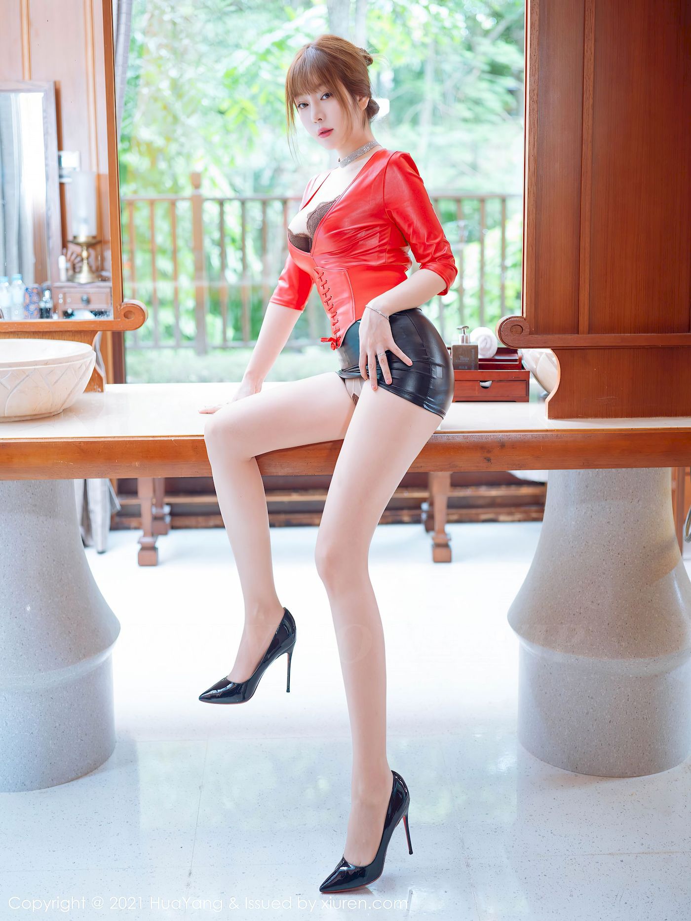 [花漾HuaYang] Vol.424 女神王雨纯 – 红色皮衣+超短皮裙西双版纳旅拍