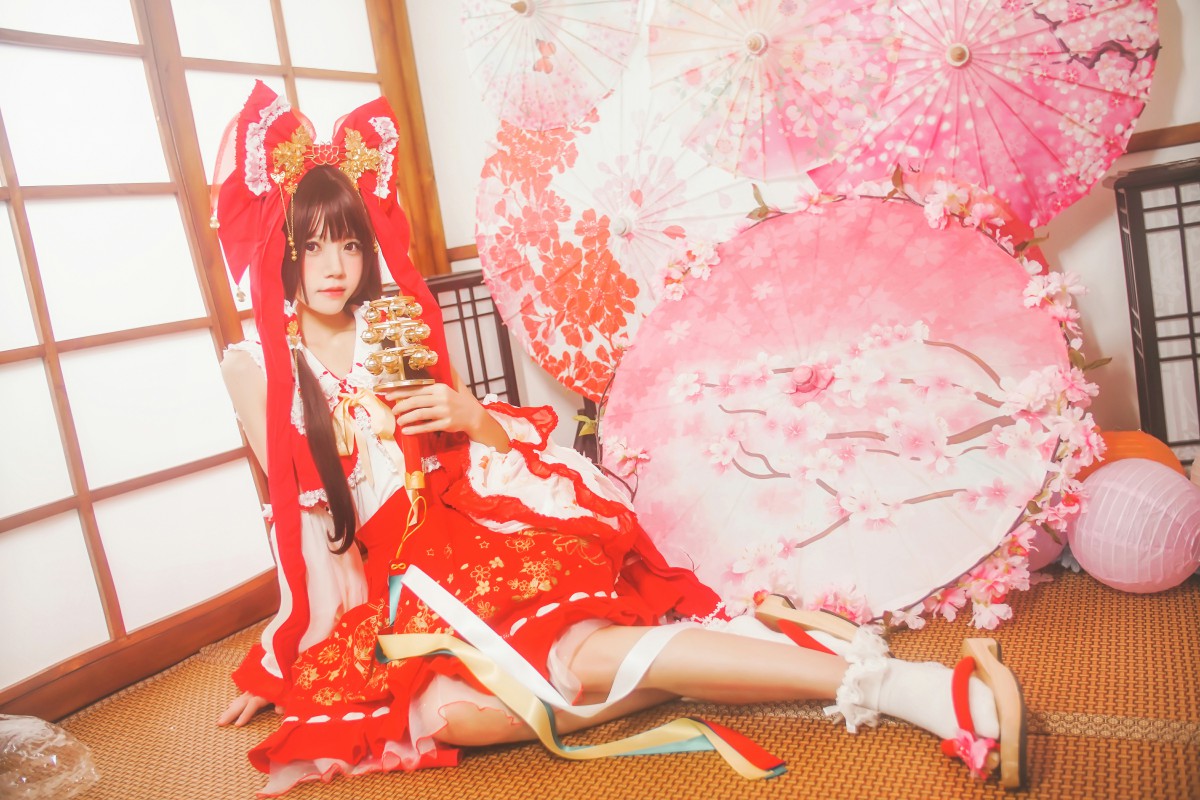 萝莉风COS 桜桃喵 – 灵梦 新年快乐 – COSPLAY