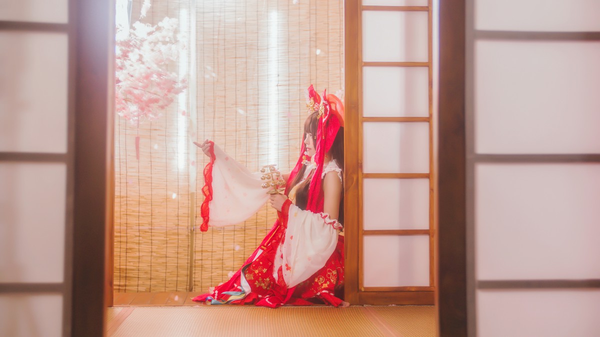 萝莉风COS 桜桃喵 – 灵梦 新年快乐 – COSPLAY