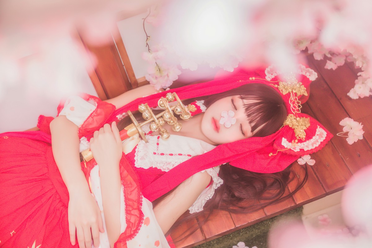 萝莉风COS 桜桃喵 – 灵梦 新年快乐 – COSPLAY