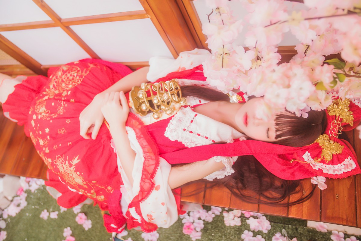 萝莉风COS 桜桃喵 – 灵梦 新年快乐 – COSPLAY