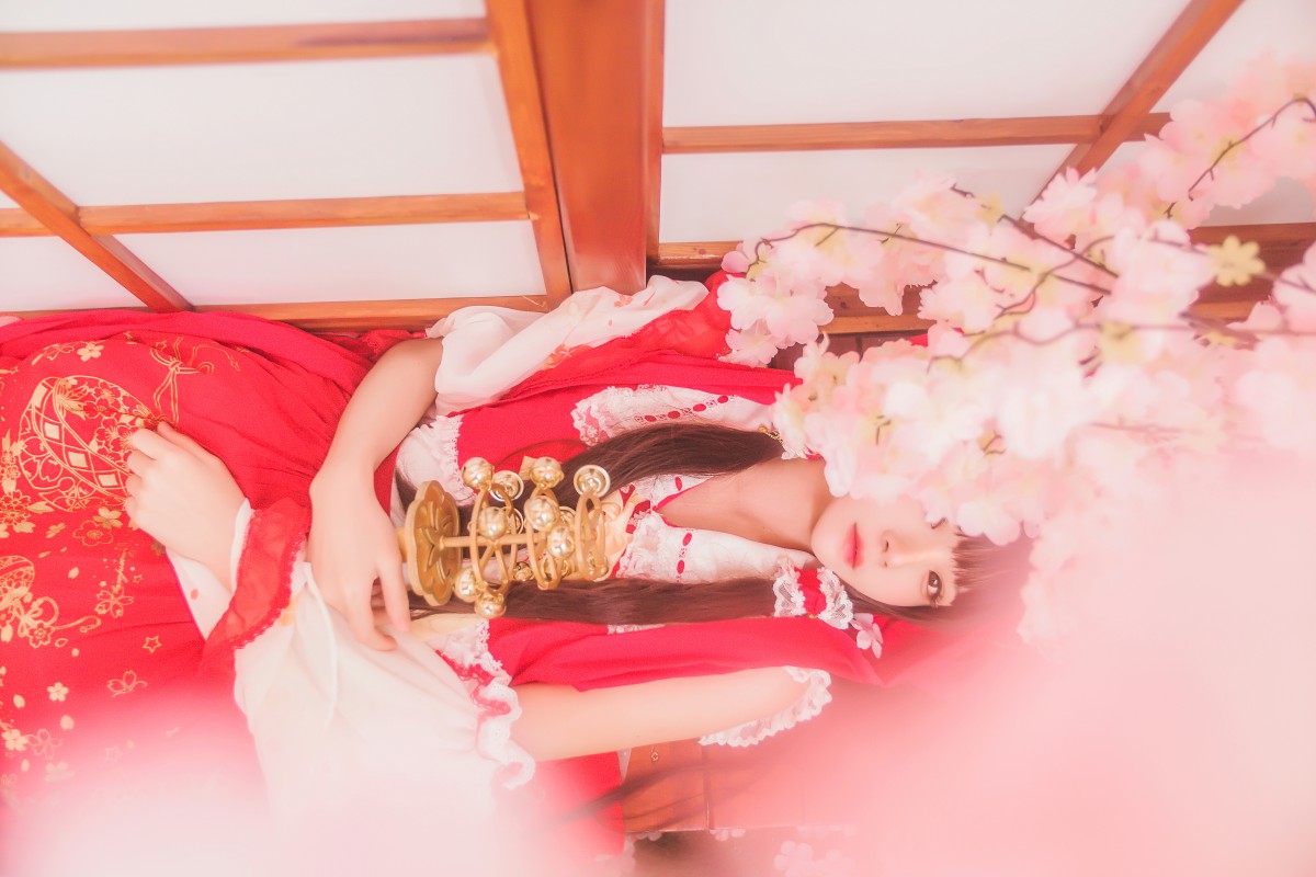 萝莉风COS 桜桃喵 – 灵梦 新年快乐 – COSPLAY