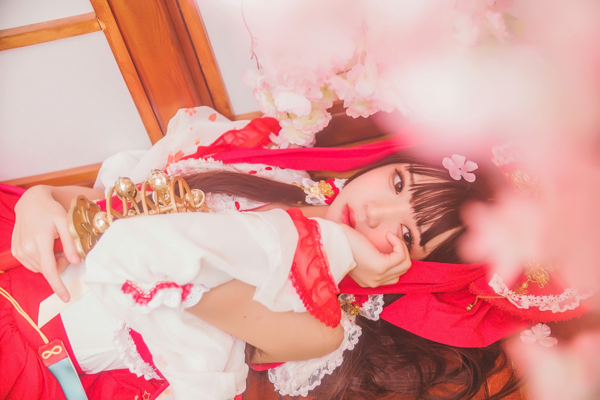 萝莉风COS 桜桃喵 – 灵梦 新年快乐 – COSPLAY