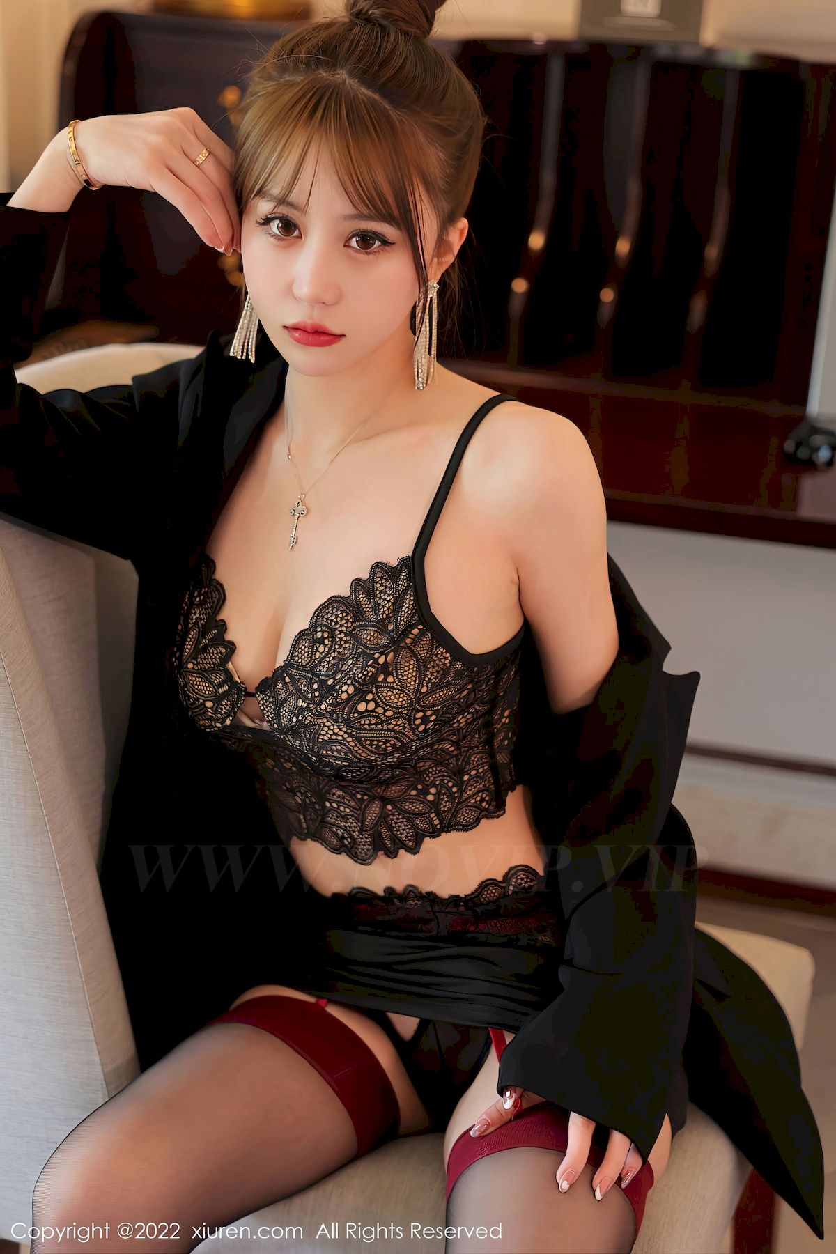 [秀人XiuRen] No.5822 模特tina_甜仔 – 白皙身材+诱人黑丝海南旅拍