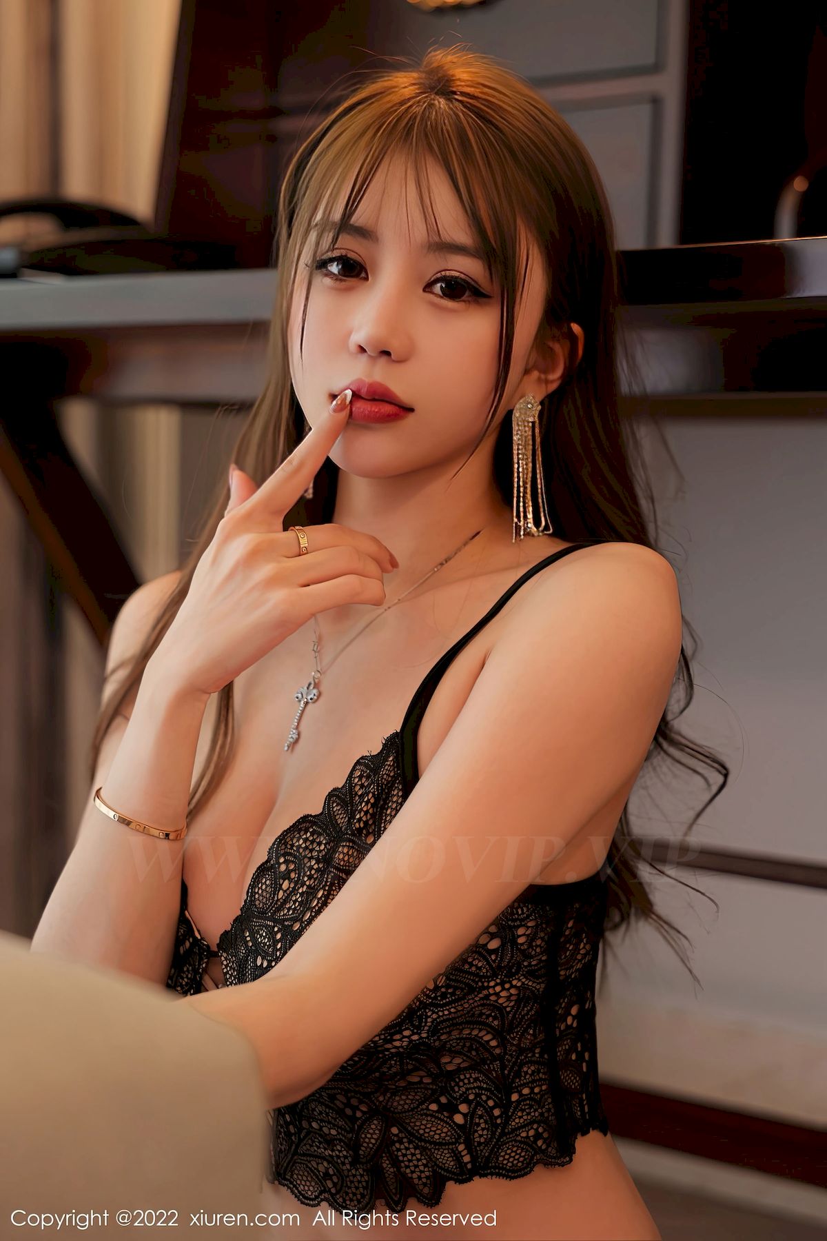 [秀人XiuRen] No.5822 模特tina_甜仔 – 白皙身材+诱人黑丝海南旅拍