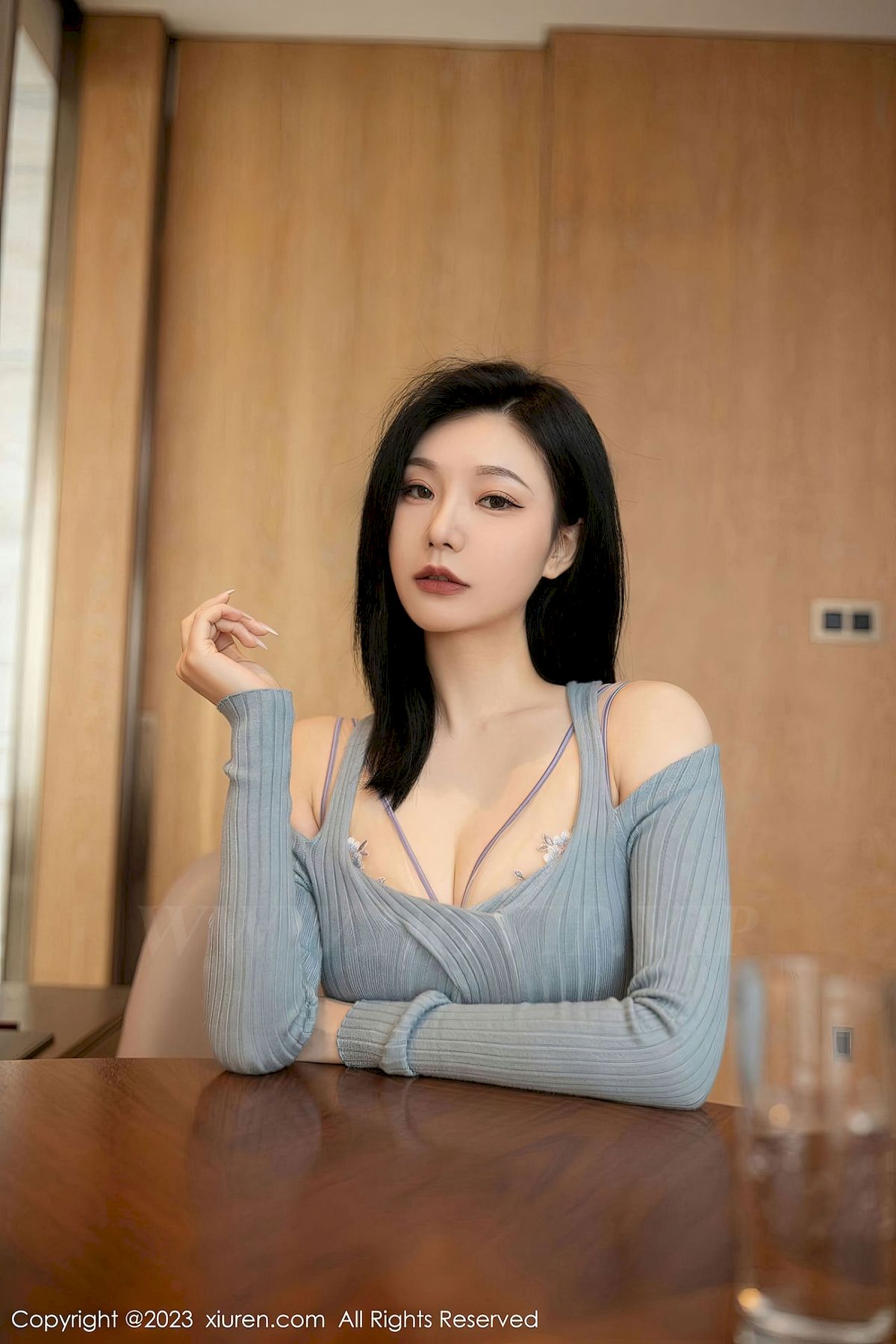 [XiuRen秀人网] No.6300 模特安然anran – 灰色连衣短裙+原色丝袜性感写真