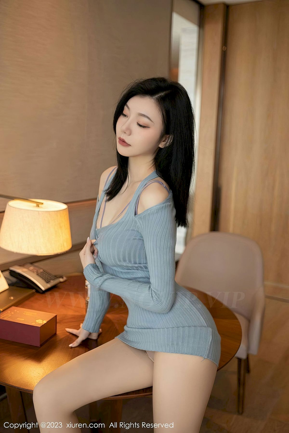 [XiuRen秀人网] No.6300 模特安然anran – 灰色连衣短裙+原色丝袜性感写真