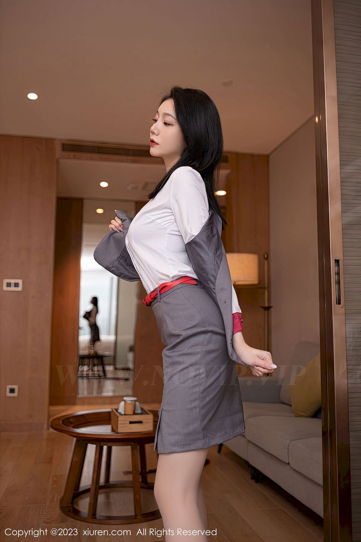 [秀人XiuRen] No.6148 模特安然anran – 空姐制服+诱人灰丝性感写真