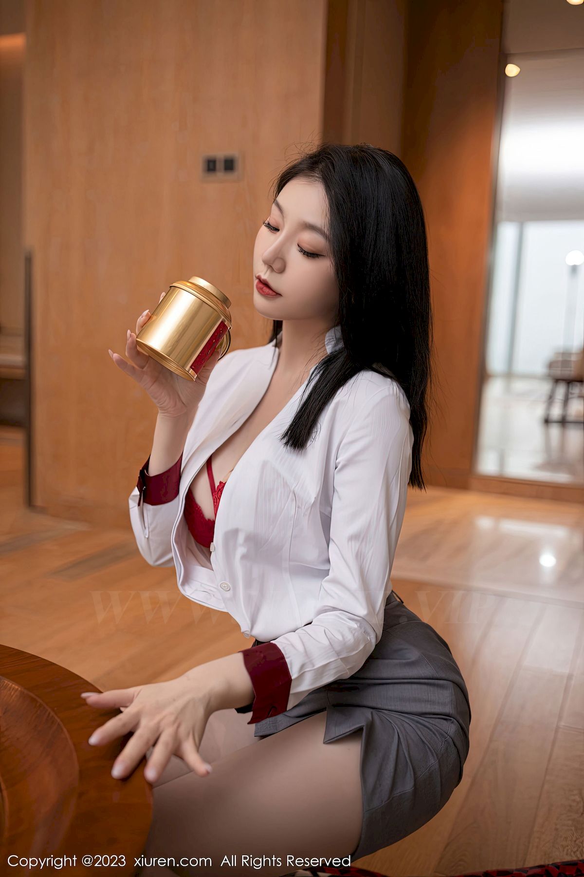 [秀人XiuRen] No.6148 模特安然anran – 空姐制服+诱人灰丝性感写真