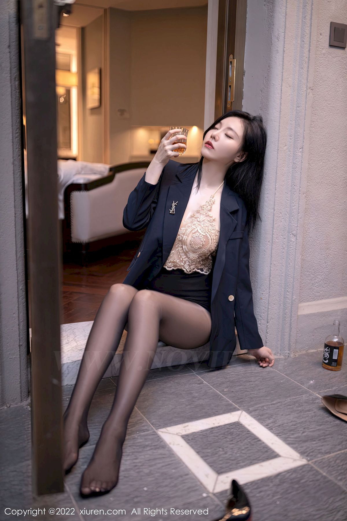 [秀人XiuRen] No.6051 模特安然anran – 职场OL+醉酒主题性感写真
