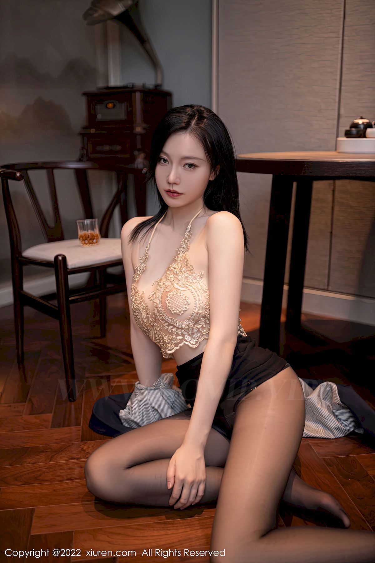 [秀人XiuRen] No.6051 模特安然anran – 职场OL+醉酒主题性感写真