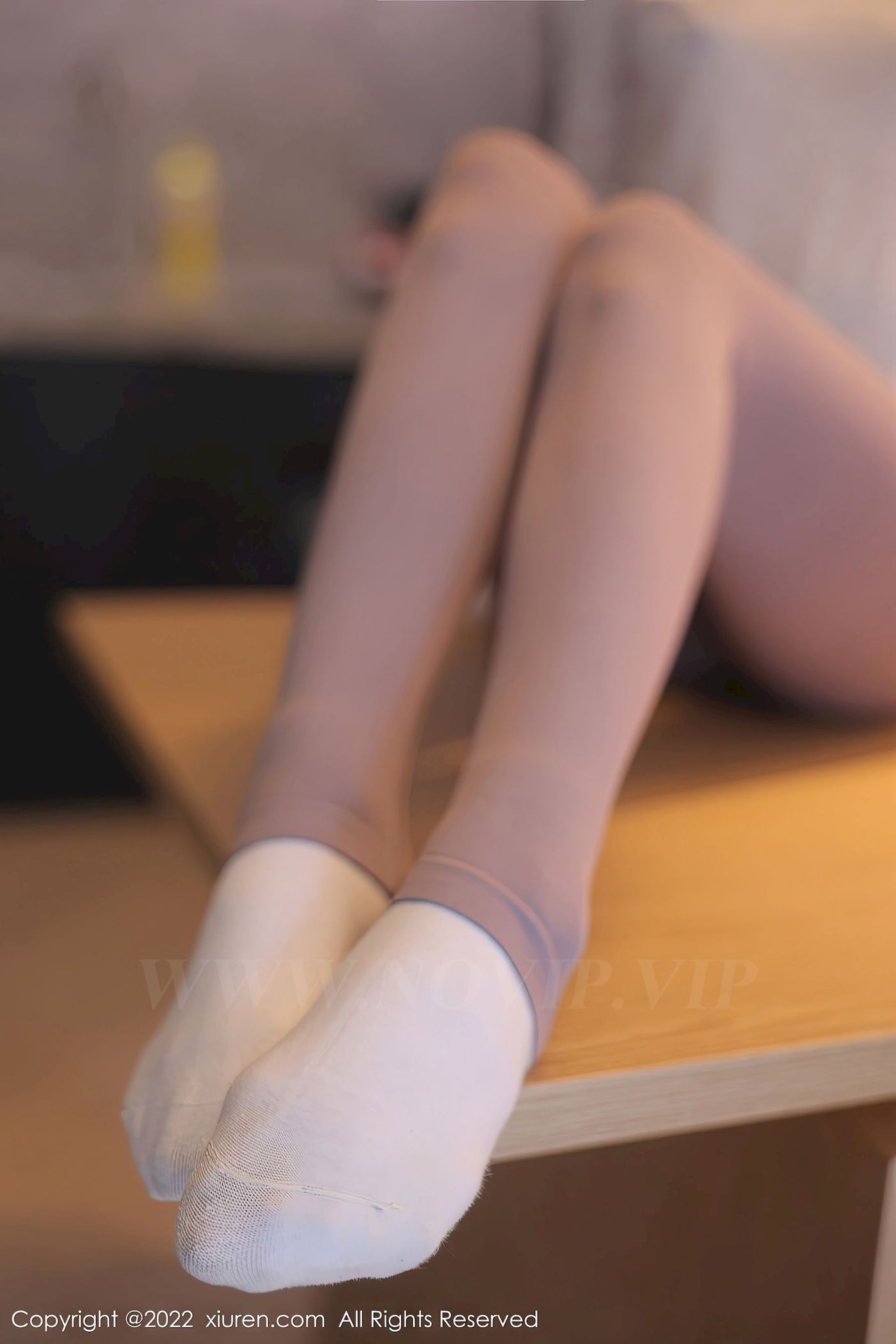 [秀人XiuRen] No.5799 新人苏苏阿 – 白色上衣+灰色瑜伽裤首套写真