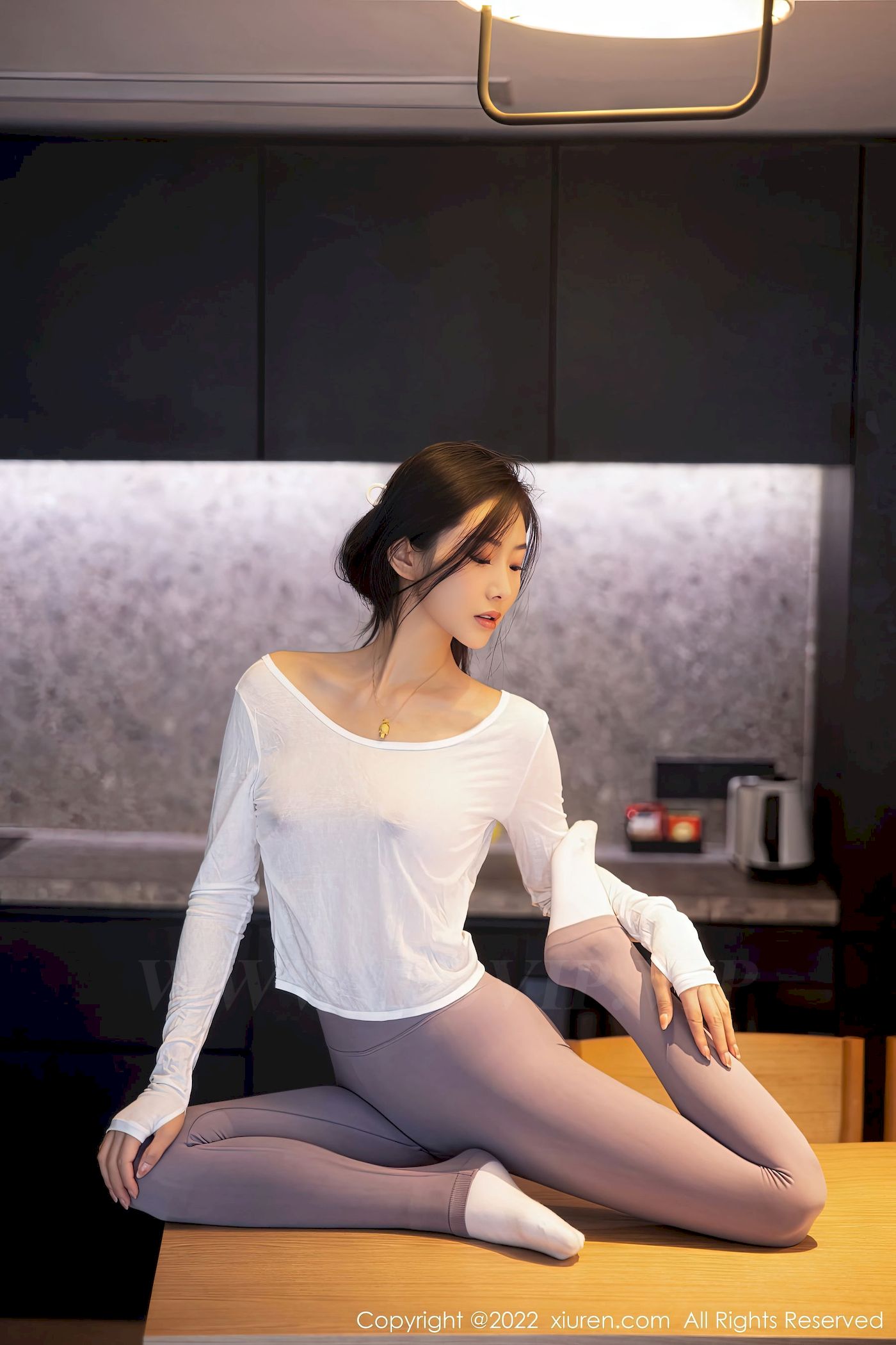 [秀人XiuRen] No.5799 新人苏苏阿 – 白色上衣+灰色瑜伽裤首套写真