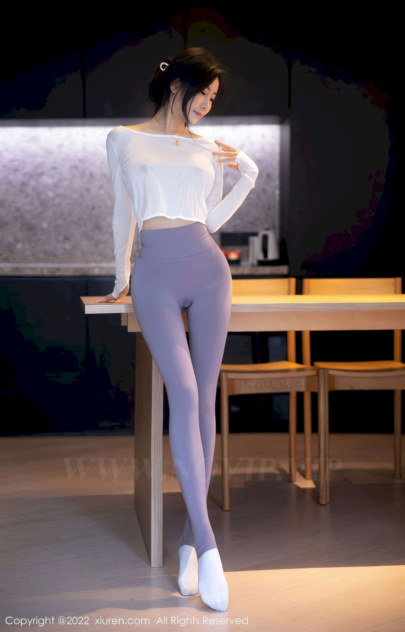[秀人XiuRen] No.5799 新人苏苏阿 – 白色上衣+灰色瑜伽裤首套写真