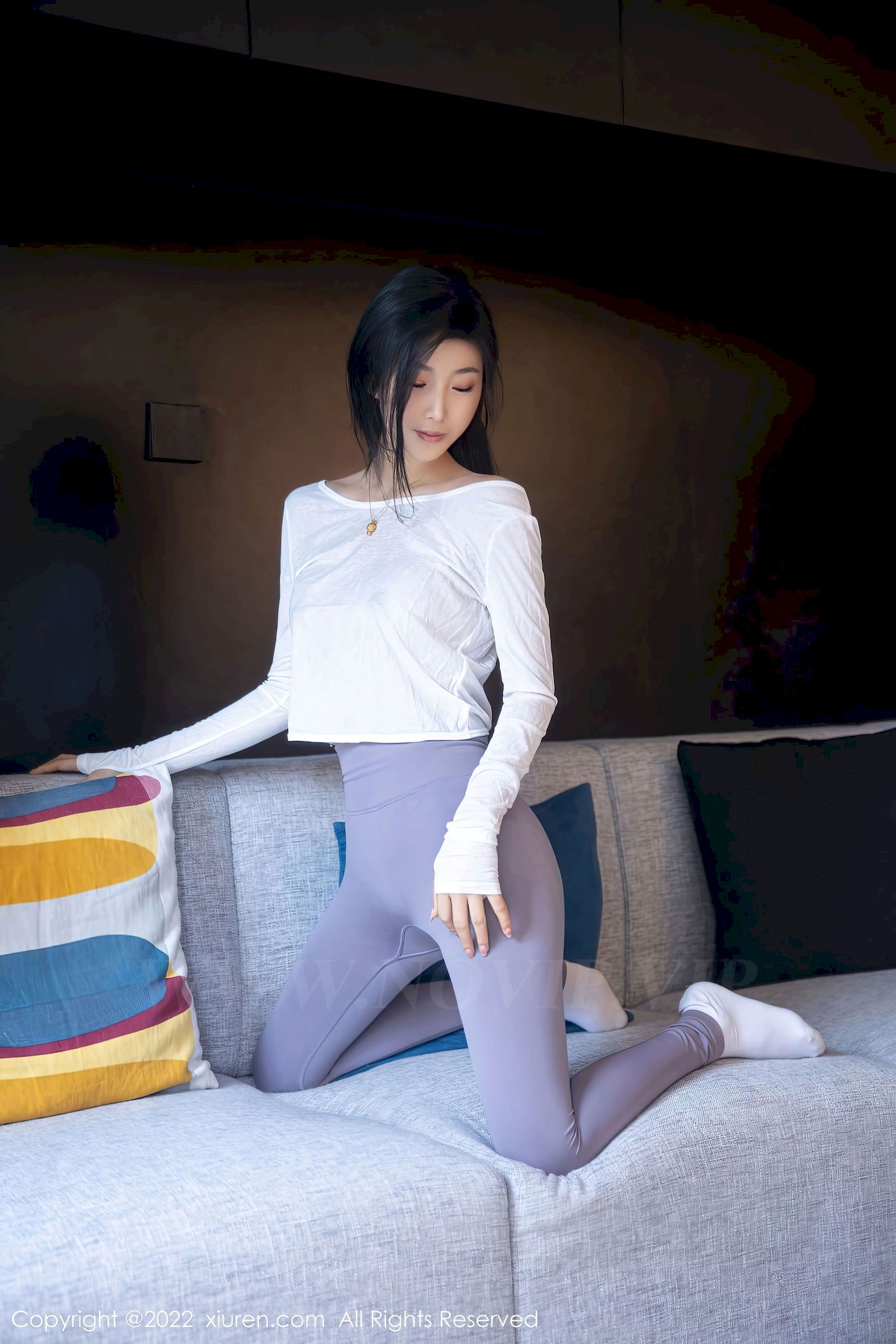 [秀人XiuRen] No.5799 新人苏苏阿 – 白色上衣+灰色瑜伽裤首套写真