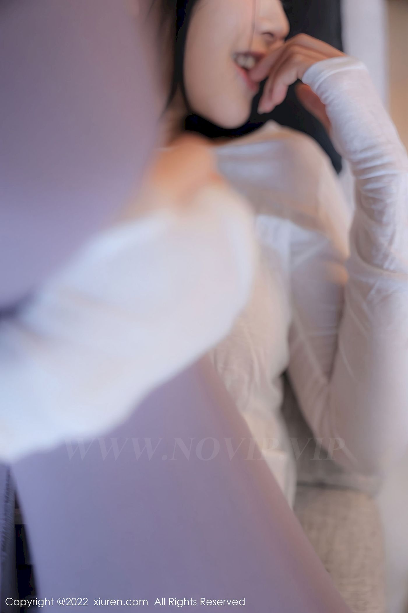 [秀人XiuRen] No.5799 新人苏苏阿 – 白色上衣+灰色瑜伽裤首套写真