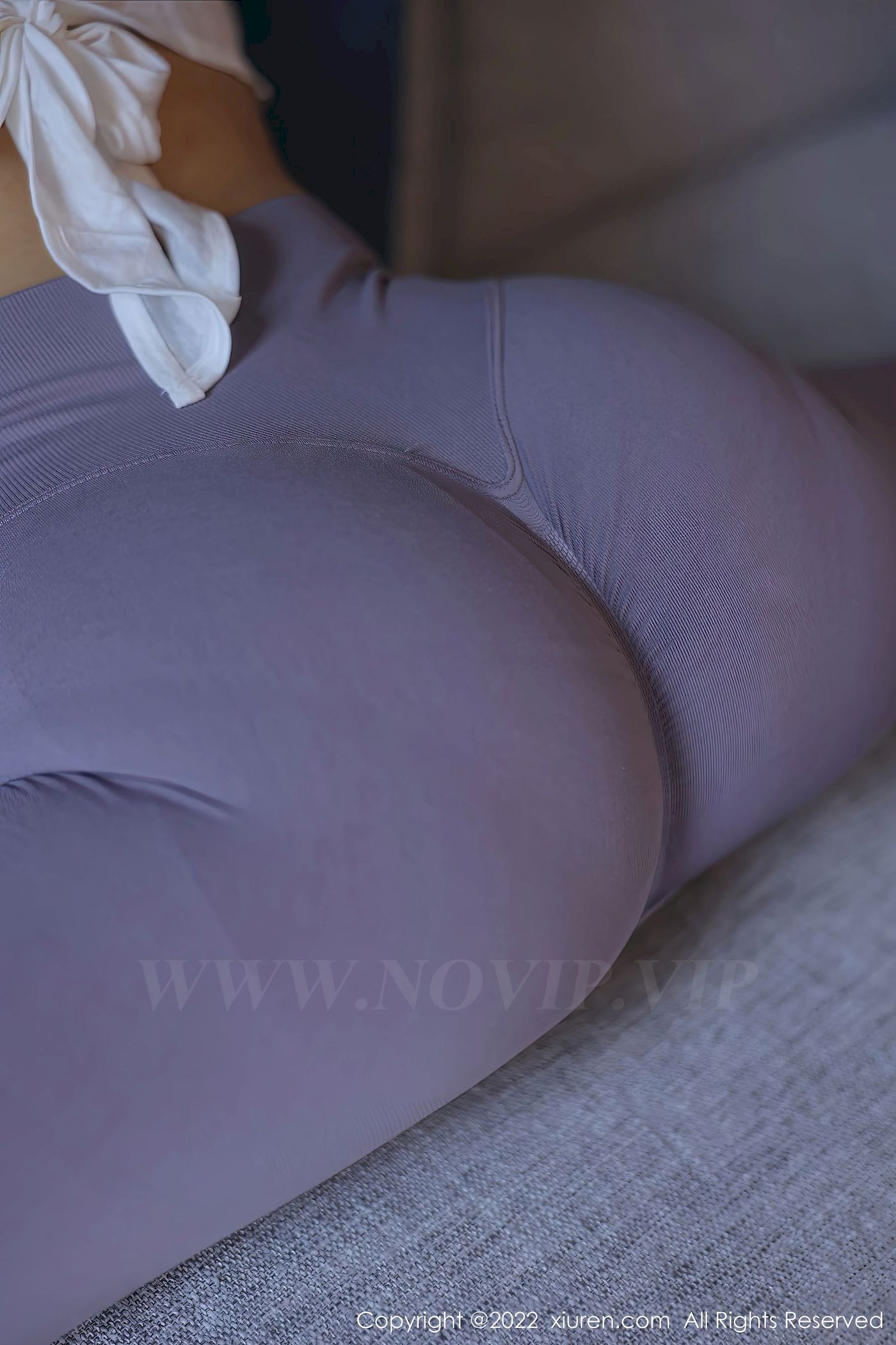 [秀人XiuRen] No.5799 新人苏苏阿 – 白色上衣+灰色瑜伽裤首套写真