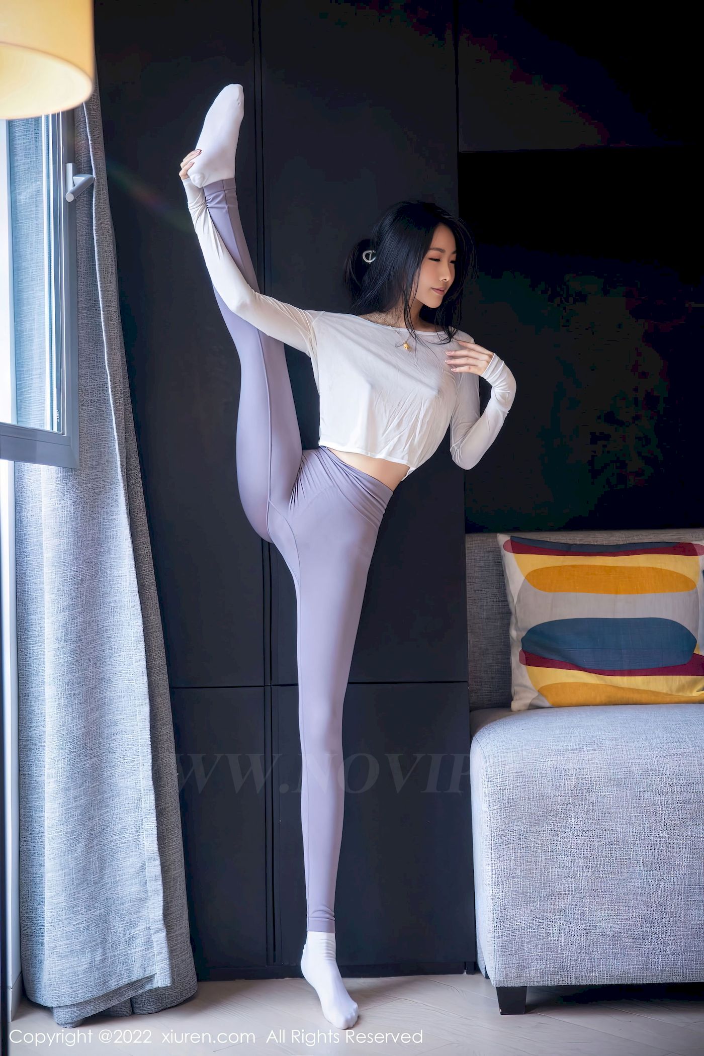 [秀人XiuRen] No.5799 新人苏苏阿 – 白色上衣+灰色瑜伽裤首套写真
