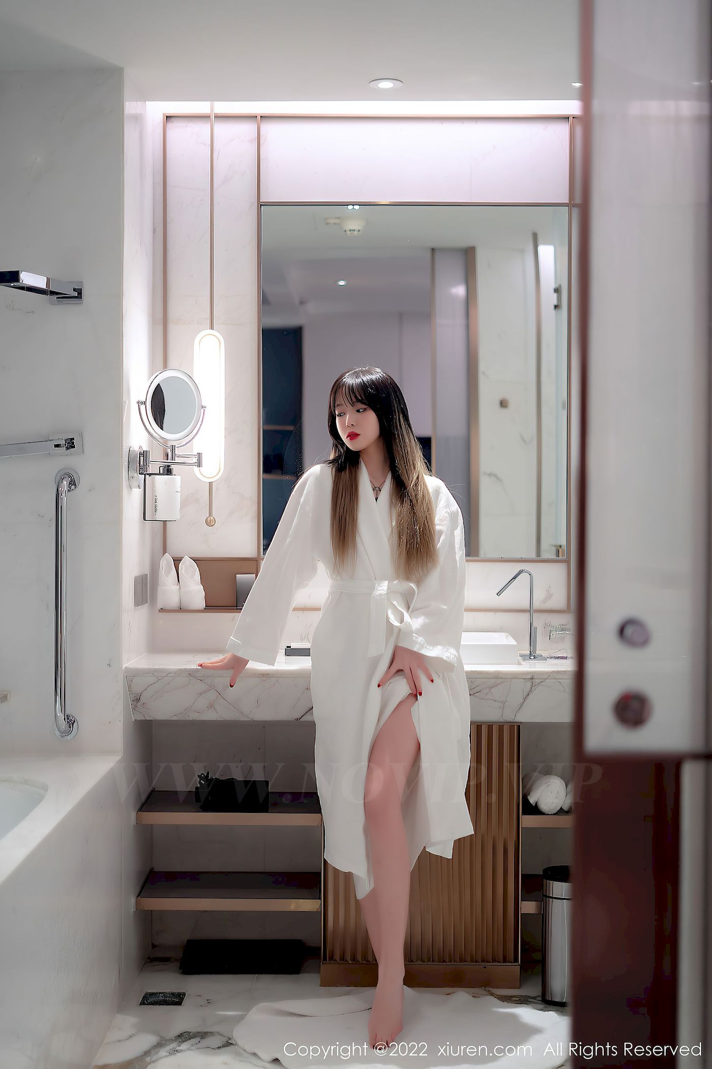 [秀人XiuRen] No.4611 模特奶瓶 – 白色轻透薄纱吊带长裙性感写真