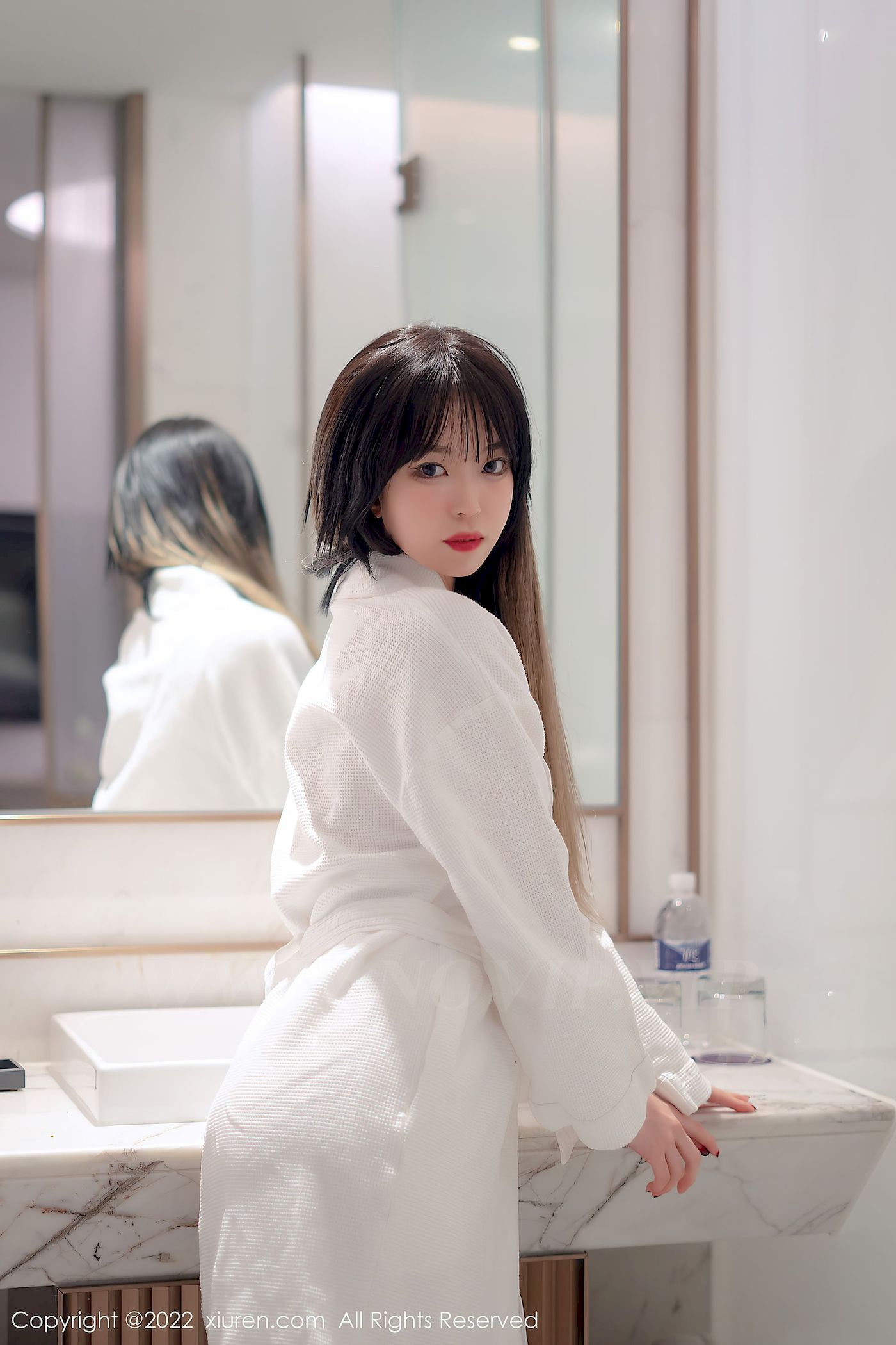[秀人XiuRen] No.4611 模特奶瓶 – 白色轻透薄纱吊带长裙性感写真