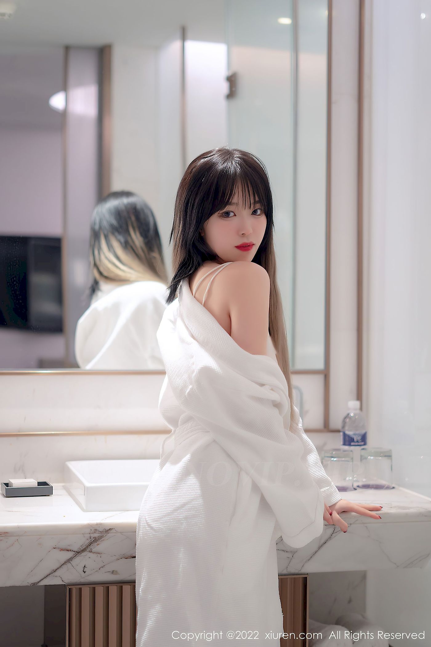 [秀人XiuRen] No.4611 模特奶瓶 – 白色轻透薄纱吊带长裙性感写真