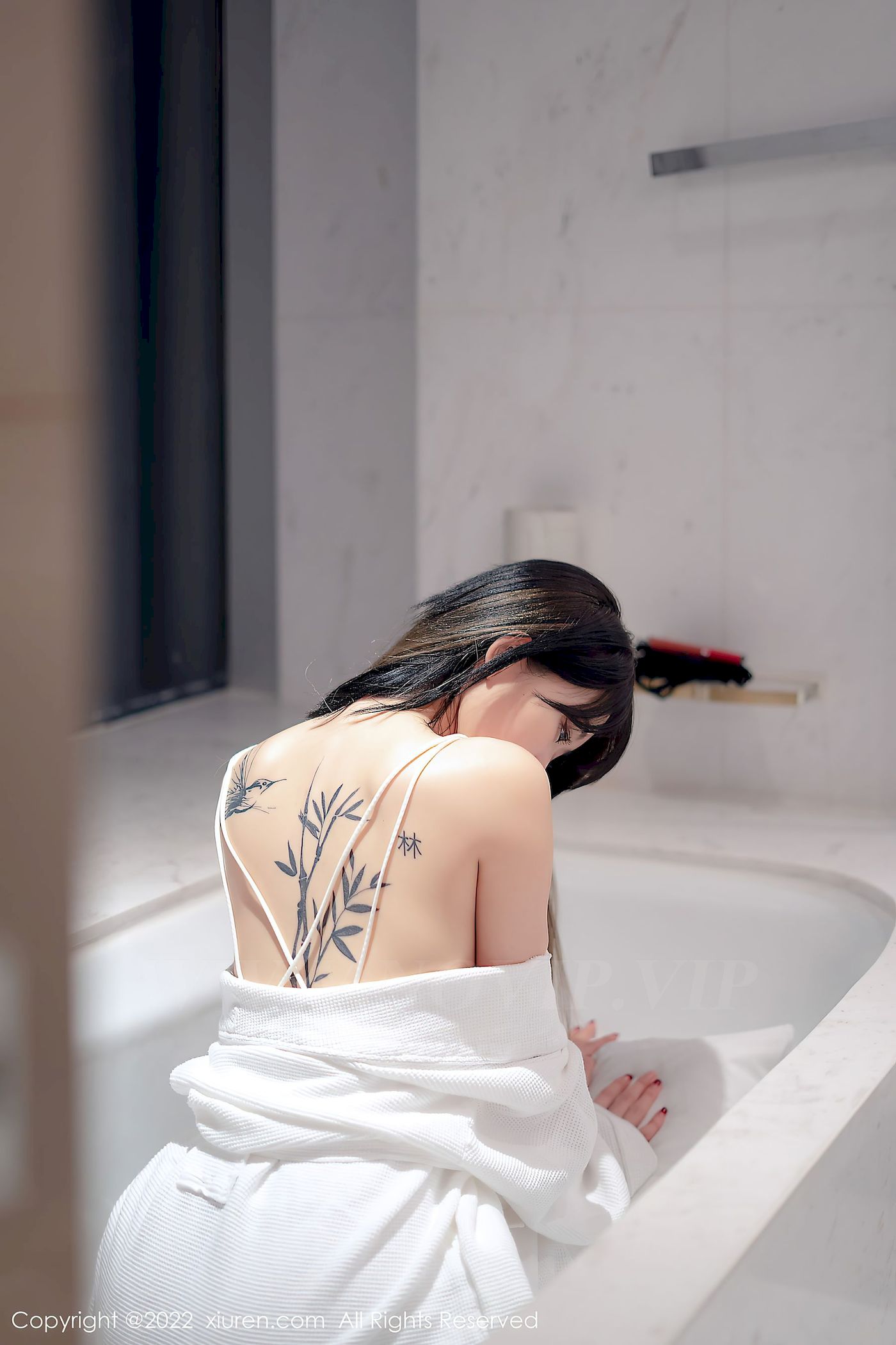 [秀人XiuRen] No.4611 模特奶瓶 – 白色轻透薄纱吊带长裙性感写真