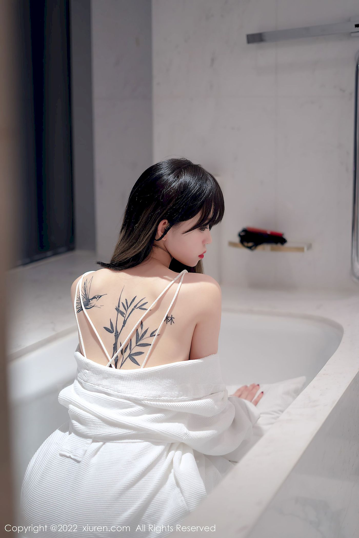 [秀人XiuRen] No.4611 模特奶瓶 – 白色轻透薄纱吊带长裙性感写真