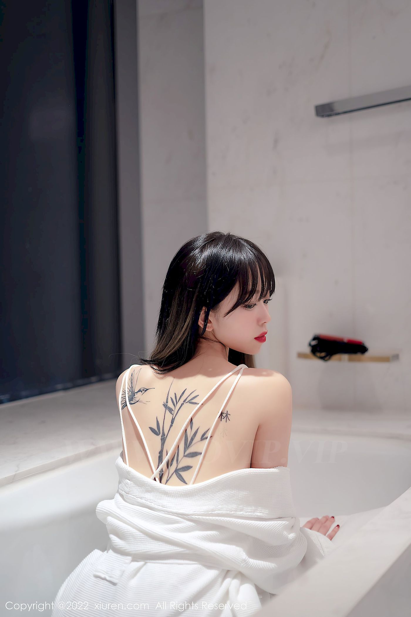 [秀人XiuRen] No.4611 模特奶瓶 – 白色轻透薄纱吊带长裙性感写真