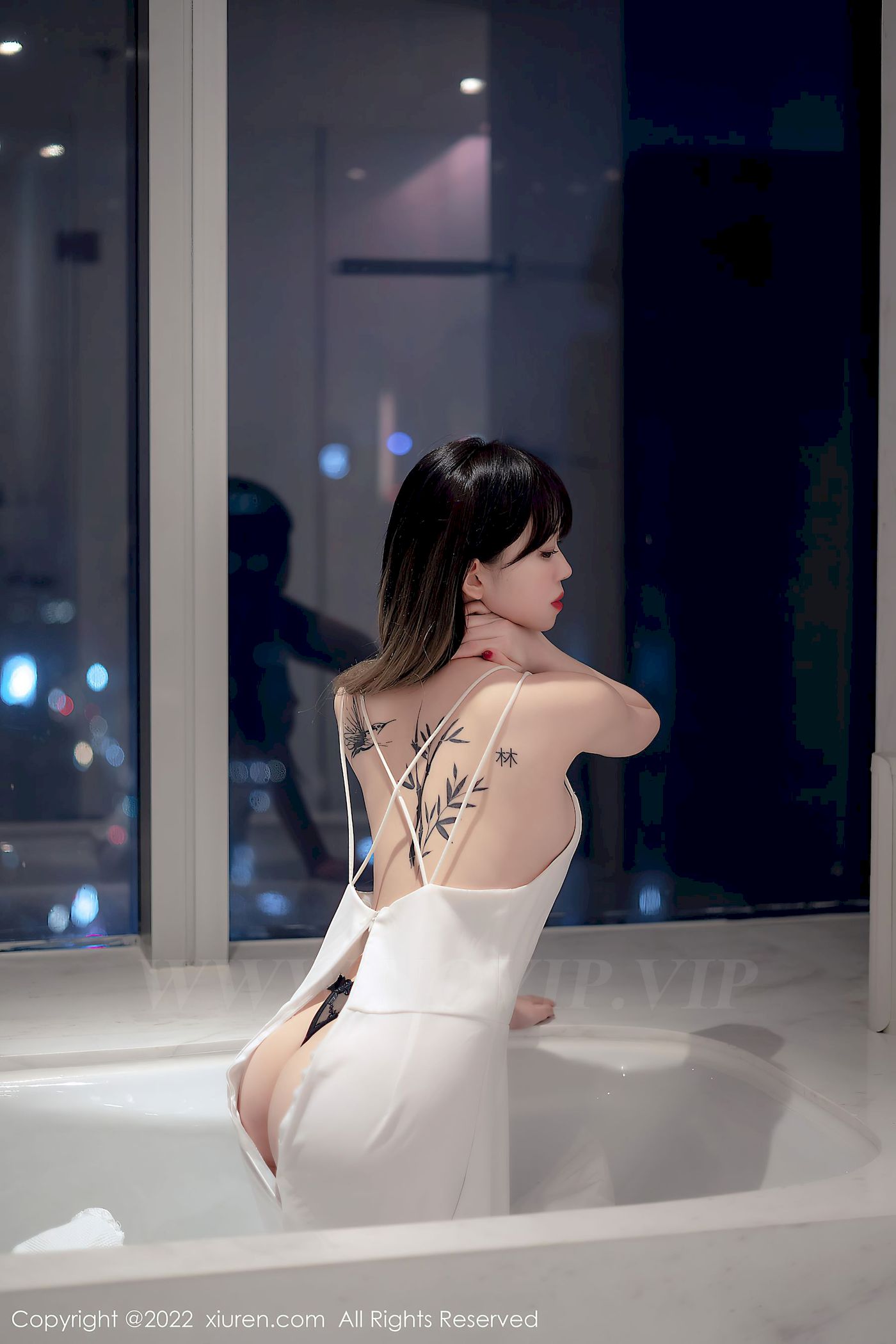 [秀人XiuRen] No.4611 模特奶瓶 – 白色轻透薄纱吊带长裙性感写真