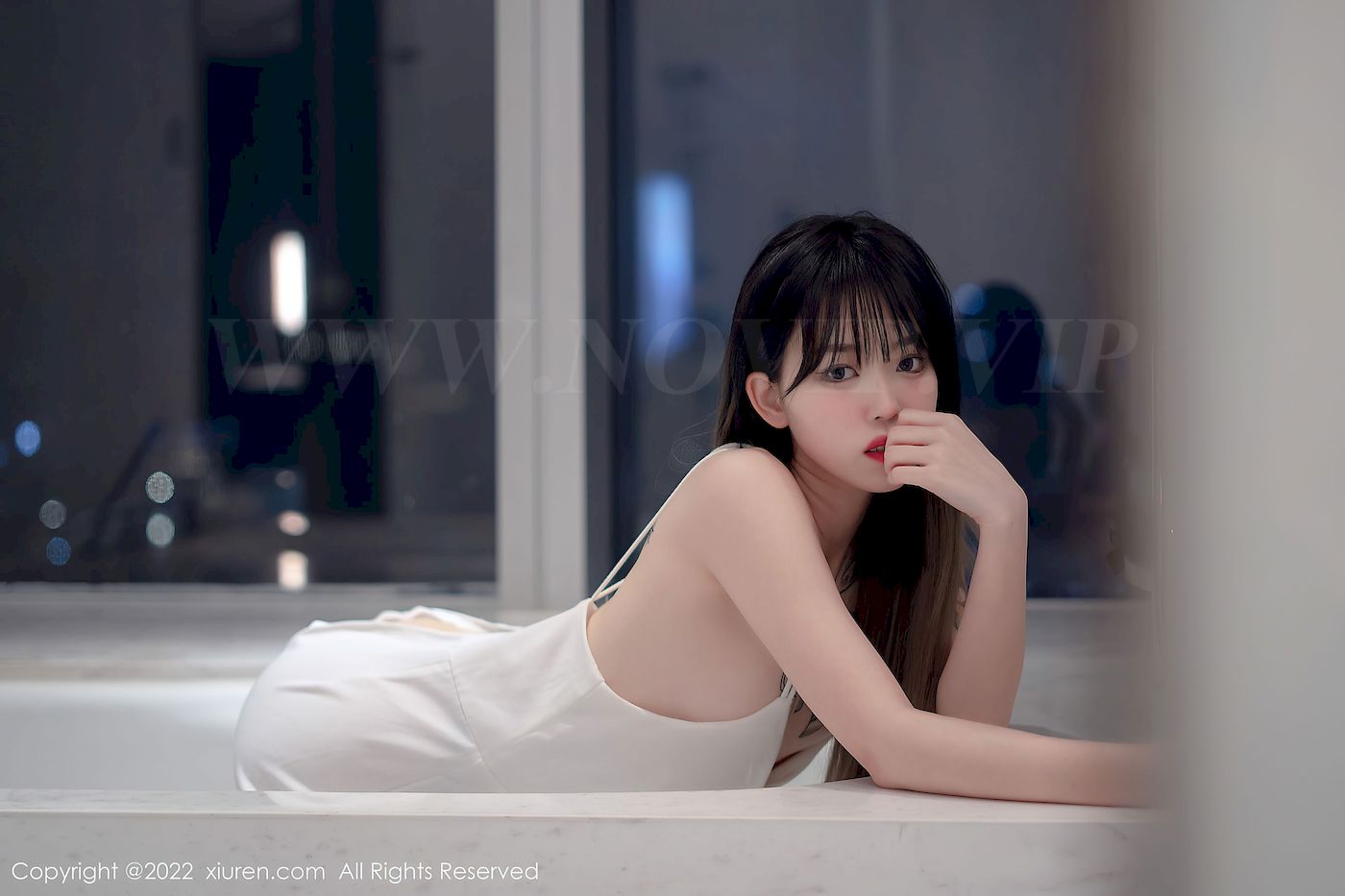 [秀人XiuRen] No.4611 模特奶瓶 – 白色轻透薄纱吊带长裙性感写真
